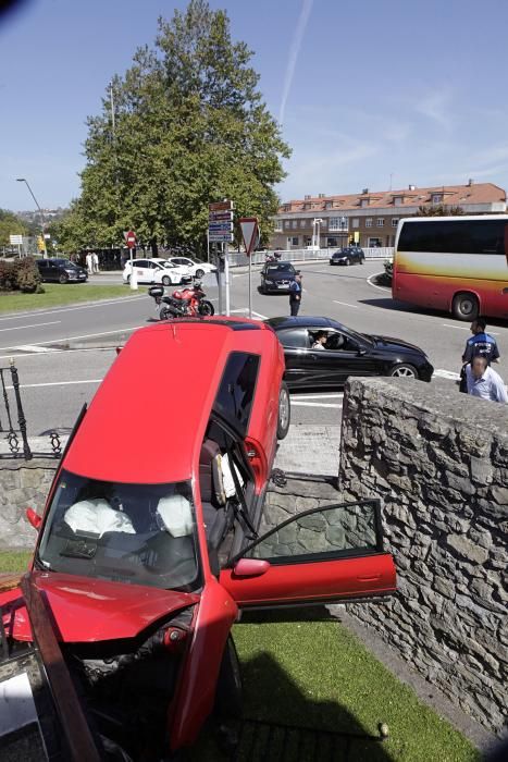 Un coche se empotra en Gijón