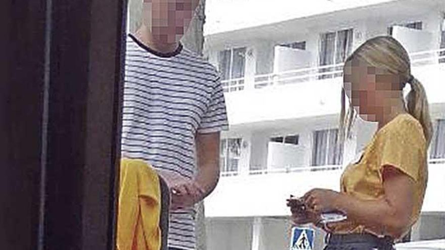 Una relaciones públicas formaliza una transacción en Magaluf.