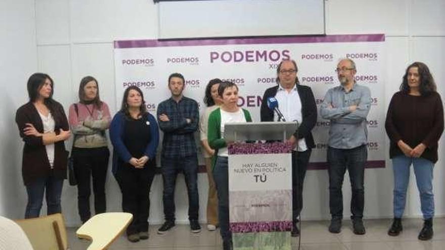 Yolanda Huergo y Suárez del Fueyo, en el atril, junto a miembros de la candidatura Ganar Xixón 2019, ayer, en la sede de Podemos.