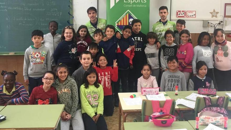 Barrón y Eloy Rojas posan ayer con una clase del Colegio Es Vivero de Palma.