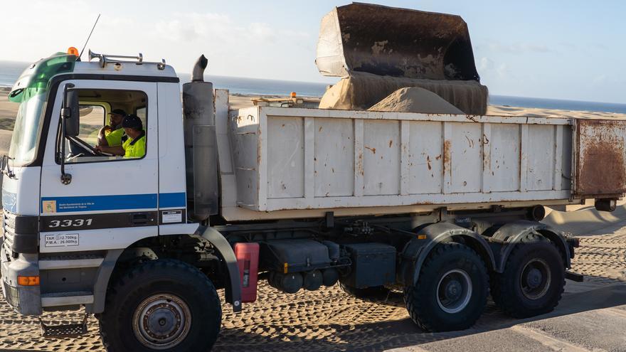 Recogida de arena en Playa del Inglés