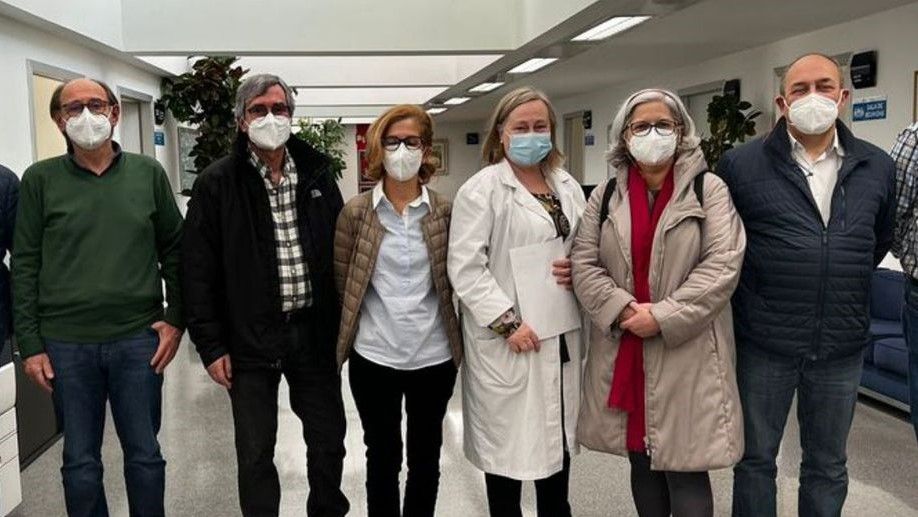 Algunos de los médicos jubilados que se reincoporan para ayudar, junto a la directora de atención primaria.