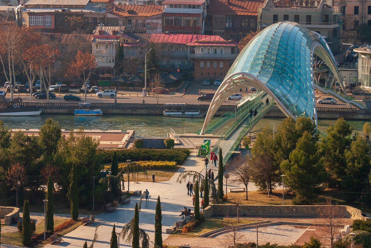 El moderno Puente de la Paz crea un interesante contraste con el entorno