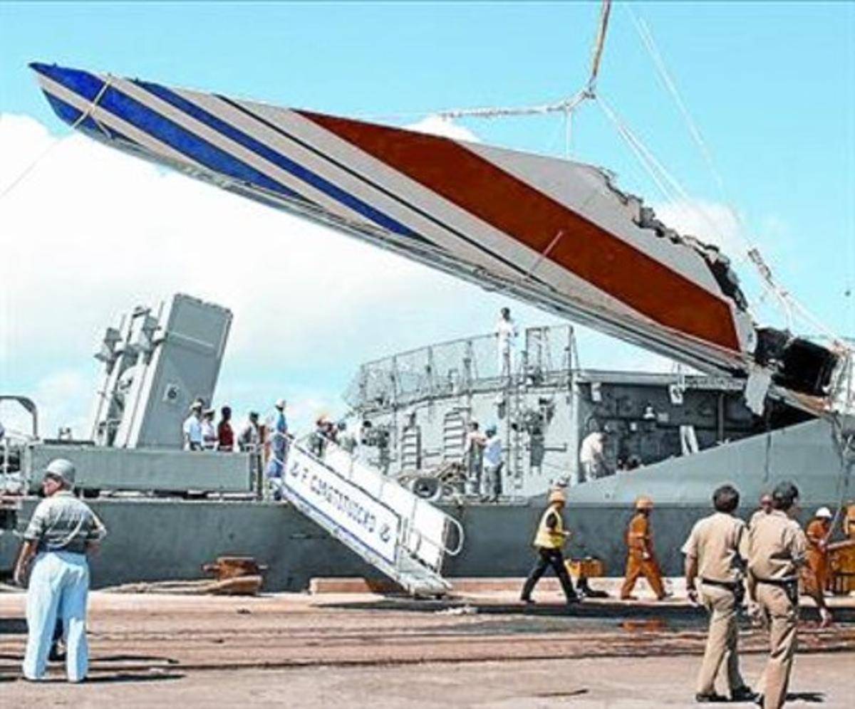 La Marina brasilera desembarca un fragment de la cua de l’Airbus.