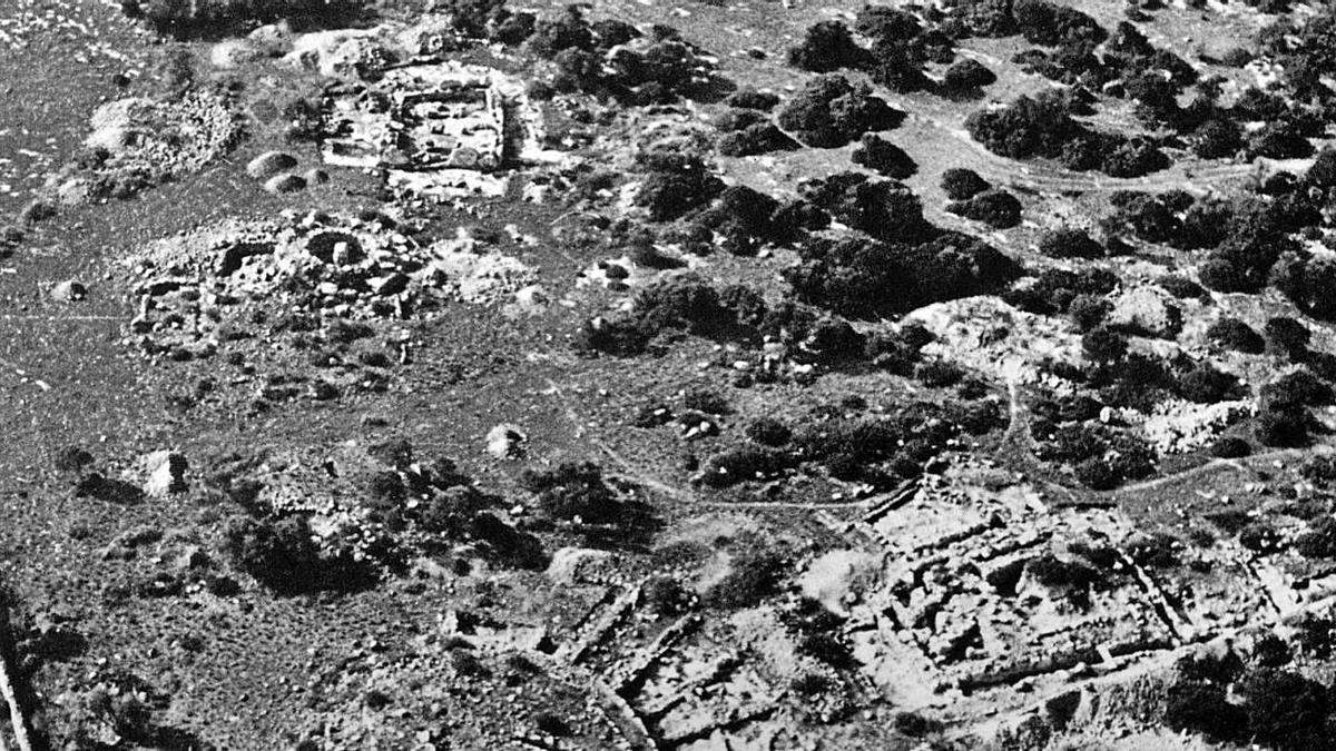 Vista general del poblado prehistórico de Son Oms, en primer término se ve el túmulo con las habitaciones adyacentes.