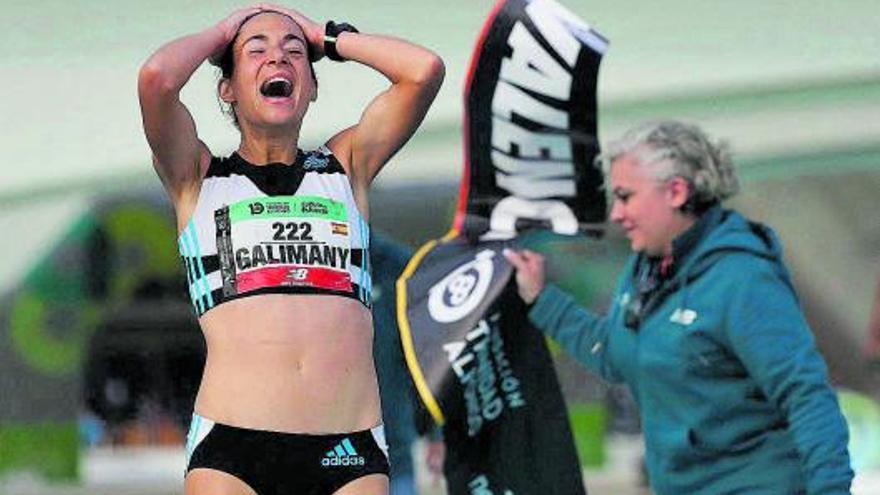 Marta Galimany celebra su triunfo nada más cruzar la meta.  | F. CALABUIG
