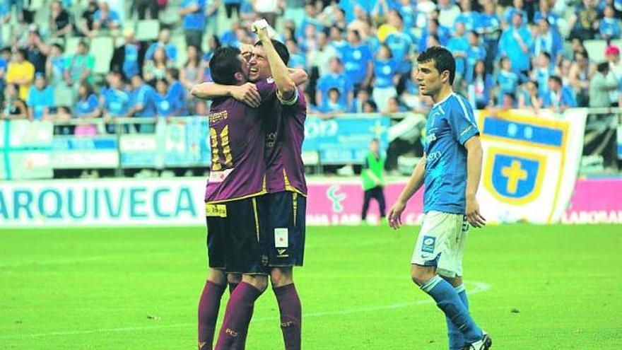 Bakero se abraza con el asturiano Vázquez, ante la mirada de Perona al final del partido.