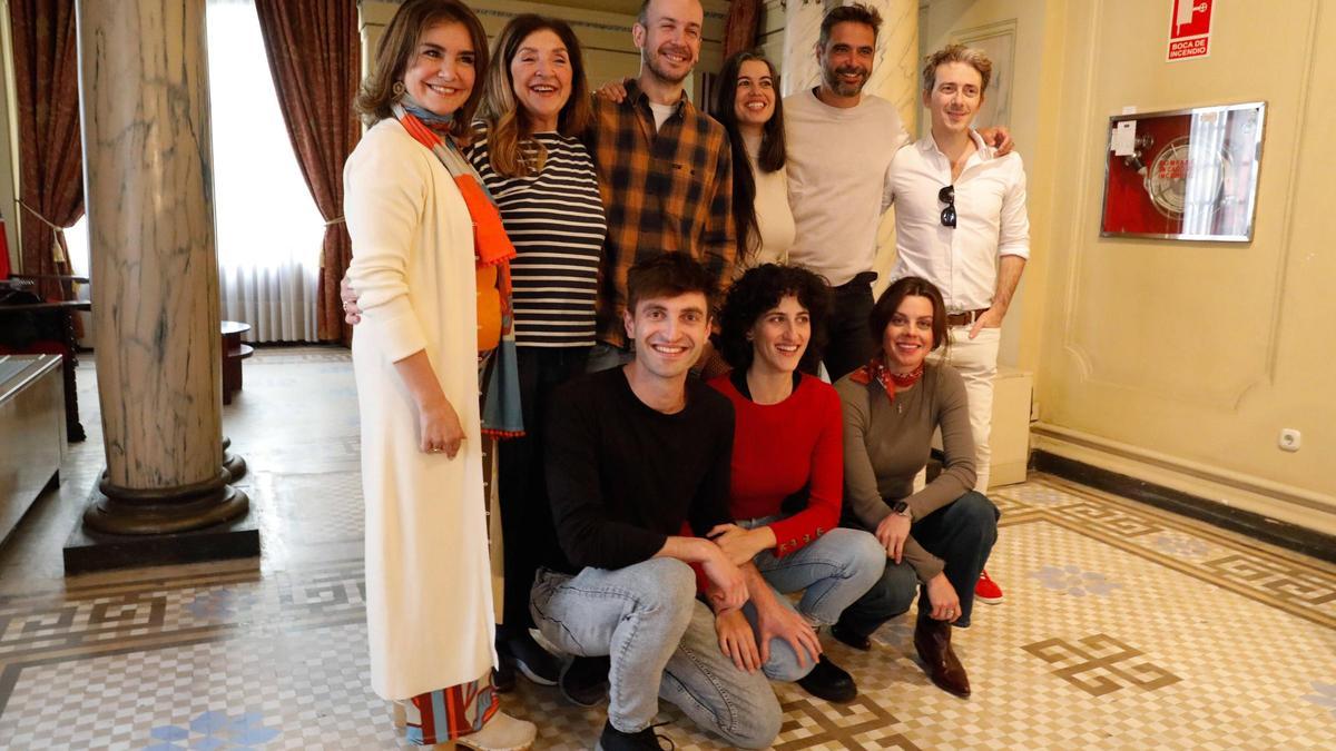 La concejala Yolanda ALonso, la primera por la izquierda, de pie, con elenco de actores y actrices de &quot;Blaubeeren&quot; en el teatro Palacio Valdés.