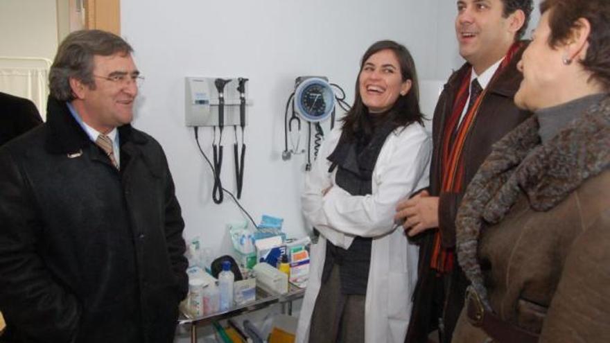 El delegado de la Junta, Alberto Castro junto a la alcaldesa, Manuela Crespo, y el personal médico del centro.