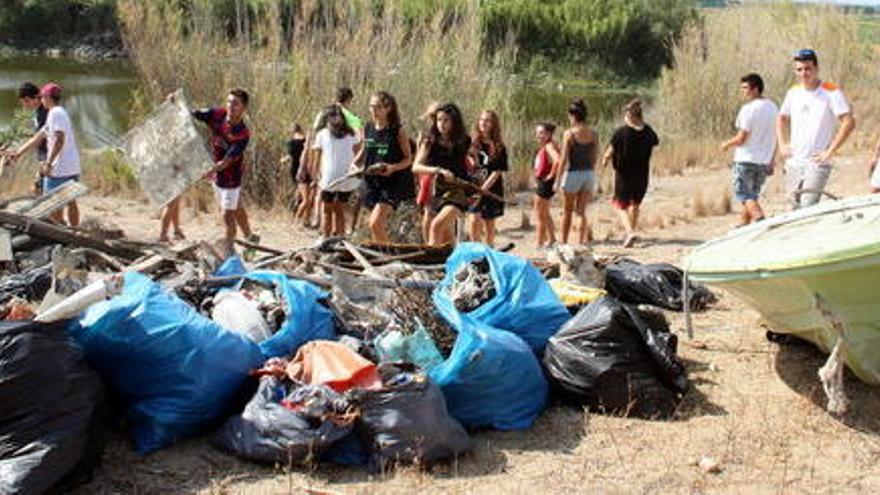 Els participants al camp de treball, amb bosses de brossa extreta.