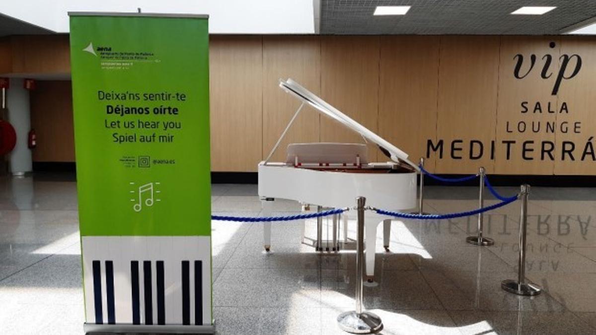 Piano cola instalado en el aeropuerto de Palma.