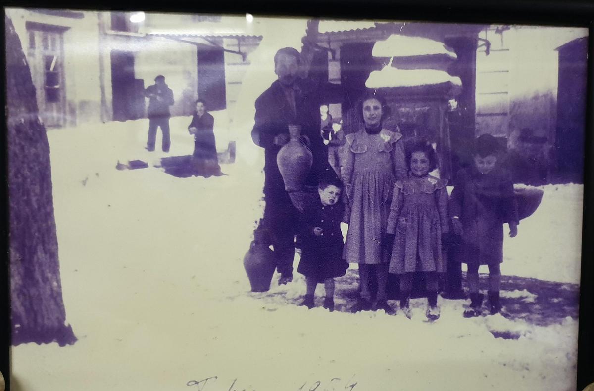 Histórica nevada del 4 de febrero de 1954 en Castelló de la Plana: la plaza San Roque con el suelo y su fuente nevada, con gente alrededor.