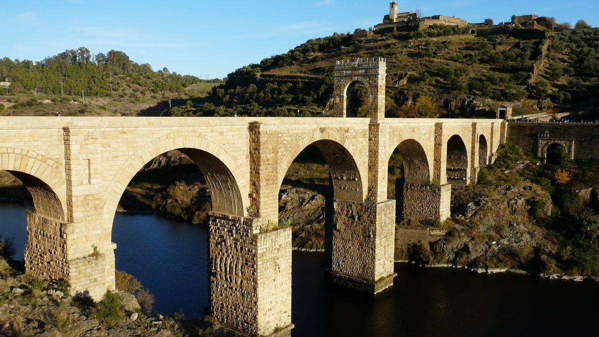 Puente de Alcántara. Esta obra de ingeniería se construyó en el 104 después de Cristo.