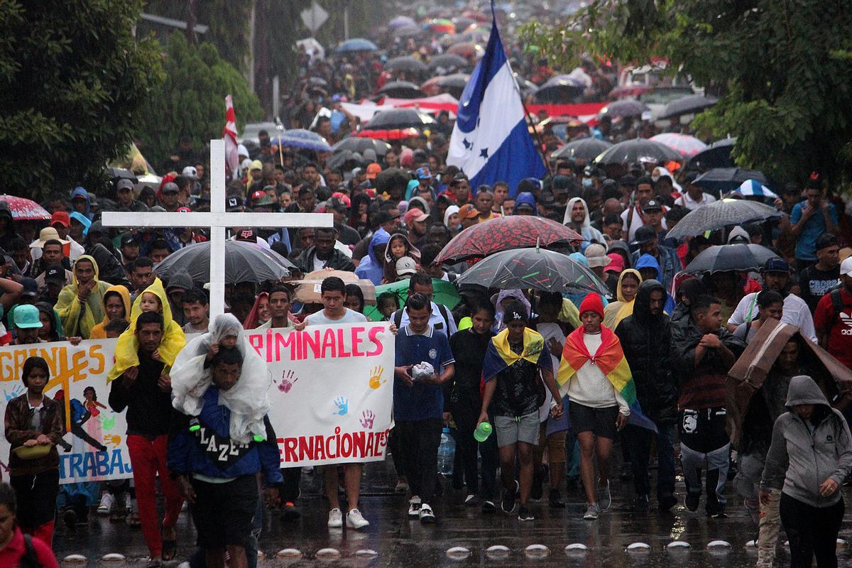 Una inédita caravana de cerca de 15.000 migrantes, la más numerosa hasta ahora, partió este lunes de Chiapas, en la frontera sur de México, rumbo a Estados Unidos, con el trasfondo de la Cumbre de las Américas