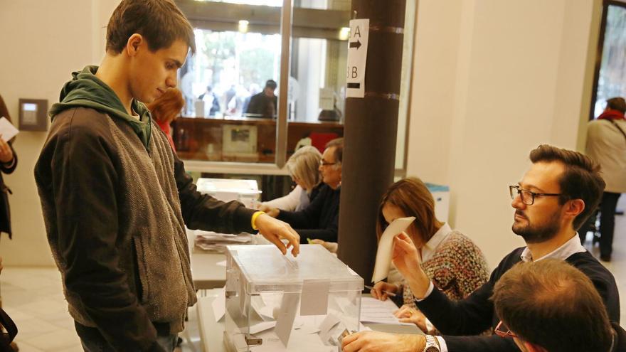 Un joven ejerce su derecho a voto en un colegio electoral en Barcelona durante unos comicios catalanes.