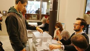 Un joven ejerce su derecho a voto en un colegio electoral en Barcelona durante unos comicios catalanes. 