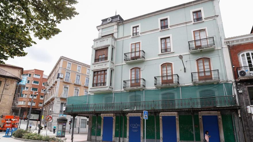 Fachada del edificio del Café Colón en la plaza de Pedro Menéndez. | Mara Villamuza