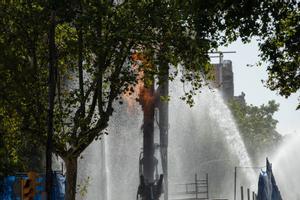 Una gran llamarada ha quemado durante 13 horas tras la deflagración de gas en Barcelona