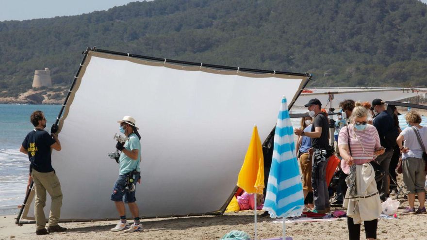 Grabación de una escena de la película alemana ‘JGA’ en Platja d’en Bossa. | J..A. RIERA