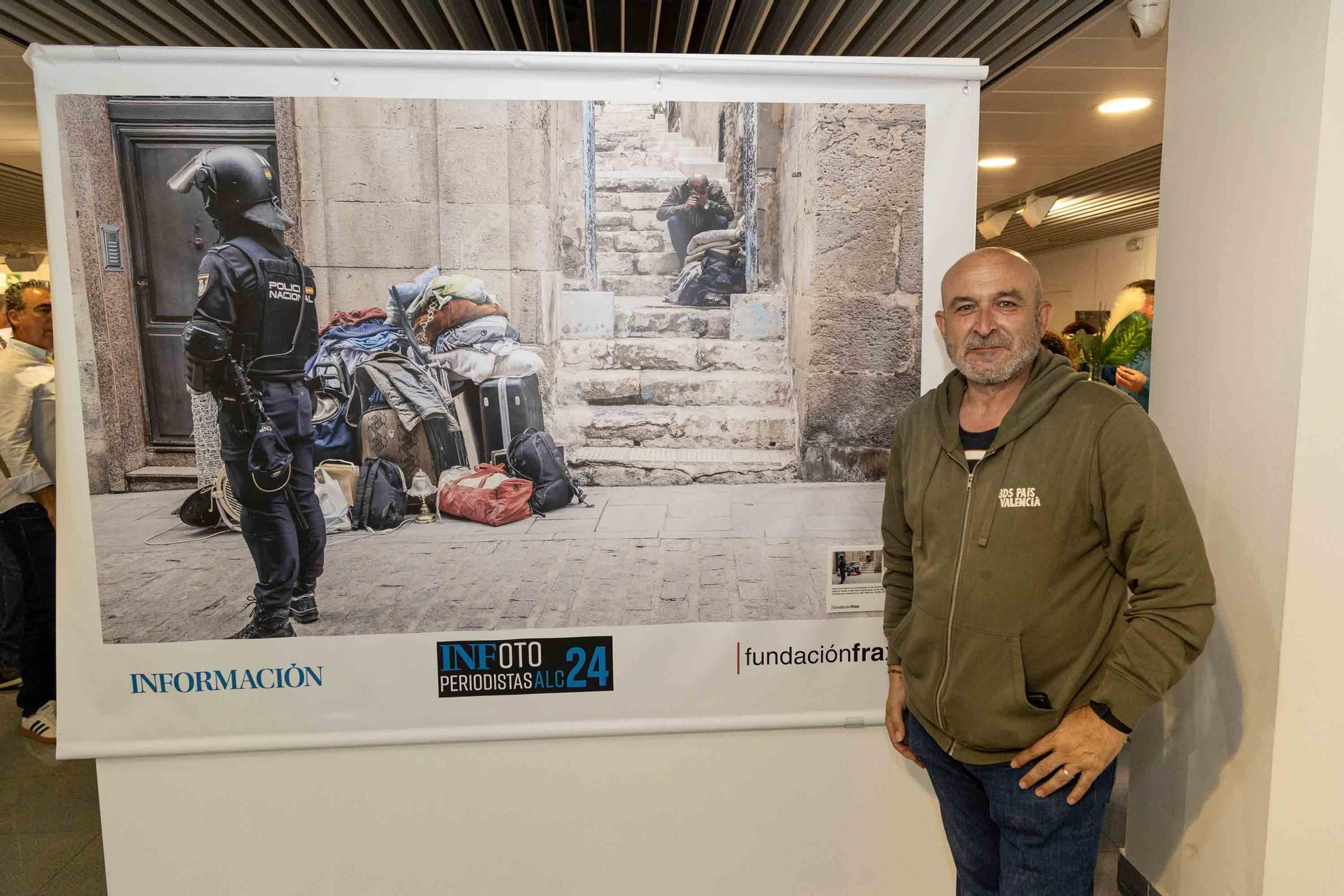 lleno total en la inauguración de INFotoperiodistas 2024,. un año de fotografía de prensa en Alicante