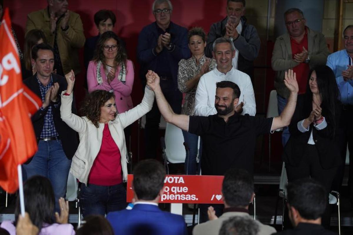 Montero alza la mano de Gago en el mitin socialista. | Jose Luis Fernández