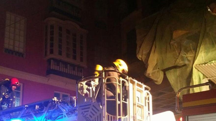 Los bomberos durante su intervención.