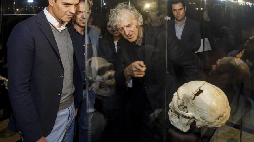 Sánchez, ayer, en su visita al Museo de la Evolución de Burgos, con Juan Luis Arsuaga.