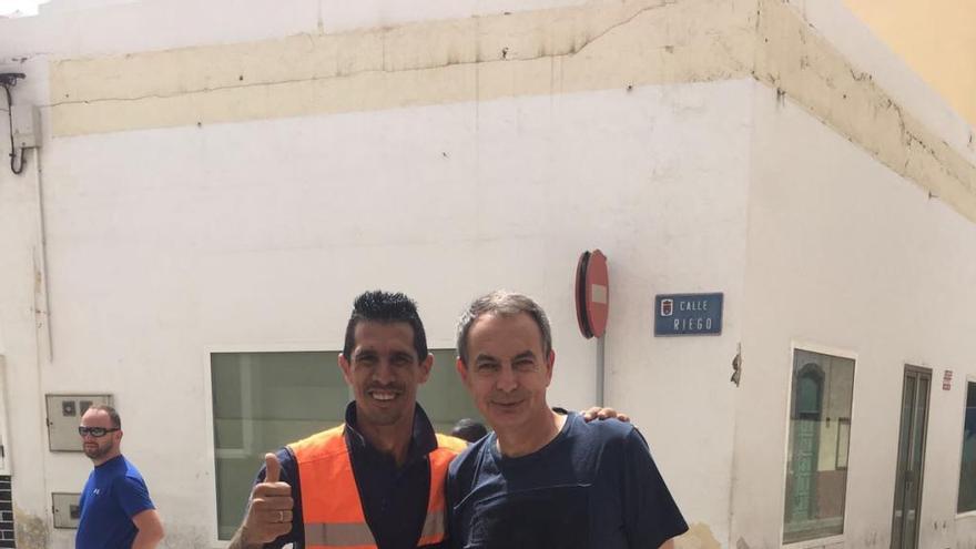 José Luis Rodríguez Zapatero (derecha), el pasado jueves en Arrecife, junto a un trabajador de Lanzagrava.