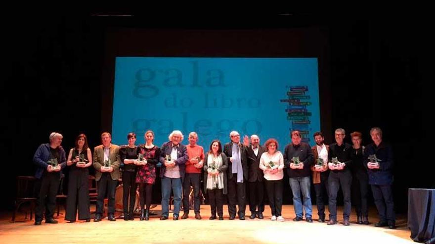 Premiados en la I Gala do Libro Galego celebrada en 2016 en el Teatro Principal de Santiago.