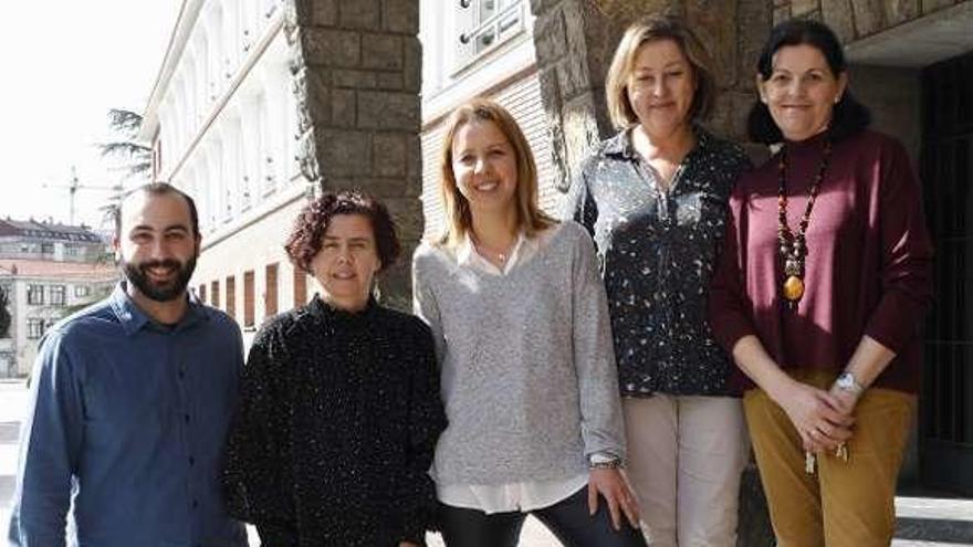 Marcos Rodríguez, María del Carmen Rodríguez, Carmen María Fernández, María Paulina Viñuela y Susana Torío, ayer a las puertas de la Facultad.