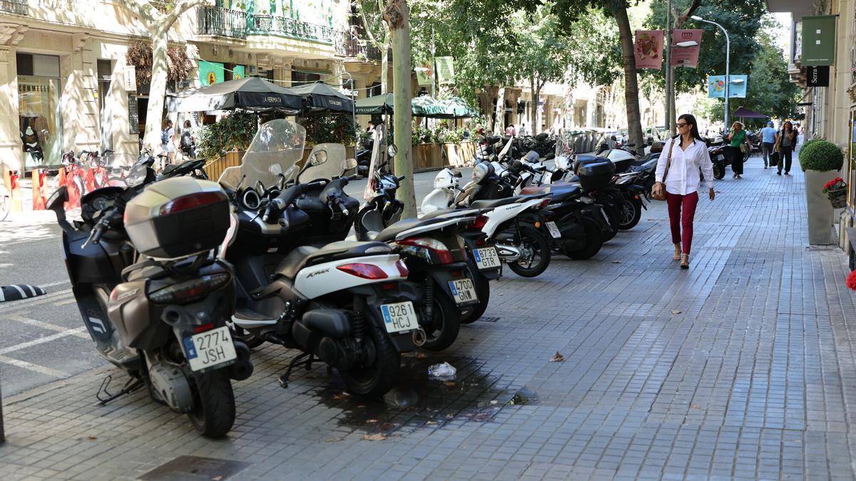 Provença, hasta 70 motos en una misma acera.