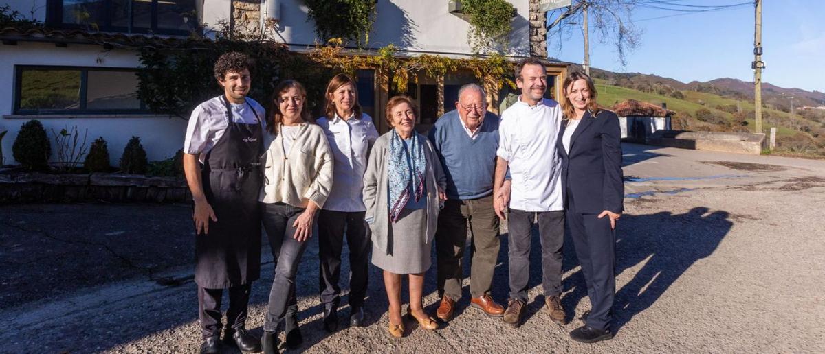 Chus Sánchez Manzano, Olga Manzano, Esther Manzano, Olga Sánchez, Marcial Manzano, Nacho Manzano y Sandra Manzano, delante de Casa Marcial, en La Salgar.