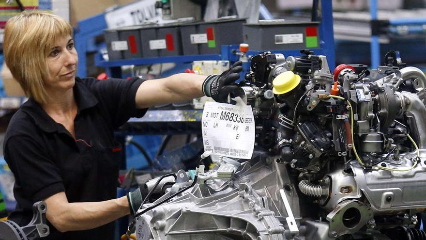 Una empleada de Nissan Motor trabaja en la línea de montaje de la fábrica de Barcelona.