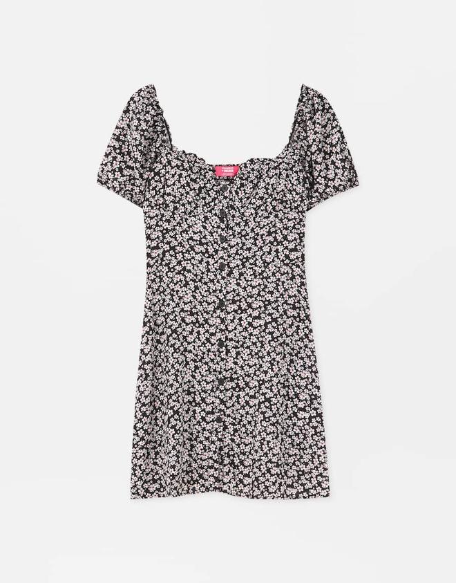 Vestido mini con estampado floral de la colección cápsula de Rosalía para Pull&Bear
