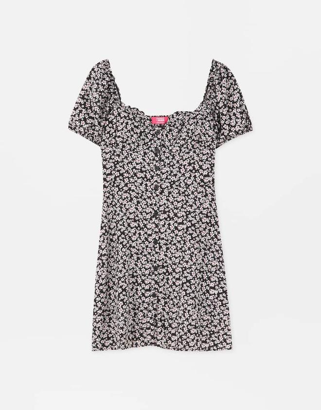 Vestido mini con estampado floral de la colección cápsula de Rosalía para Pull&amp;Bear