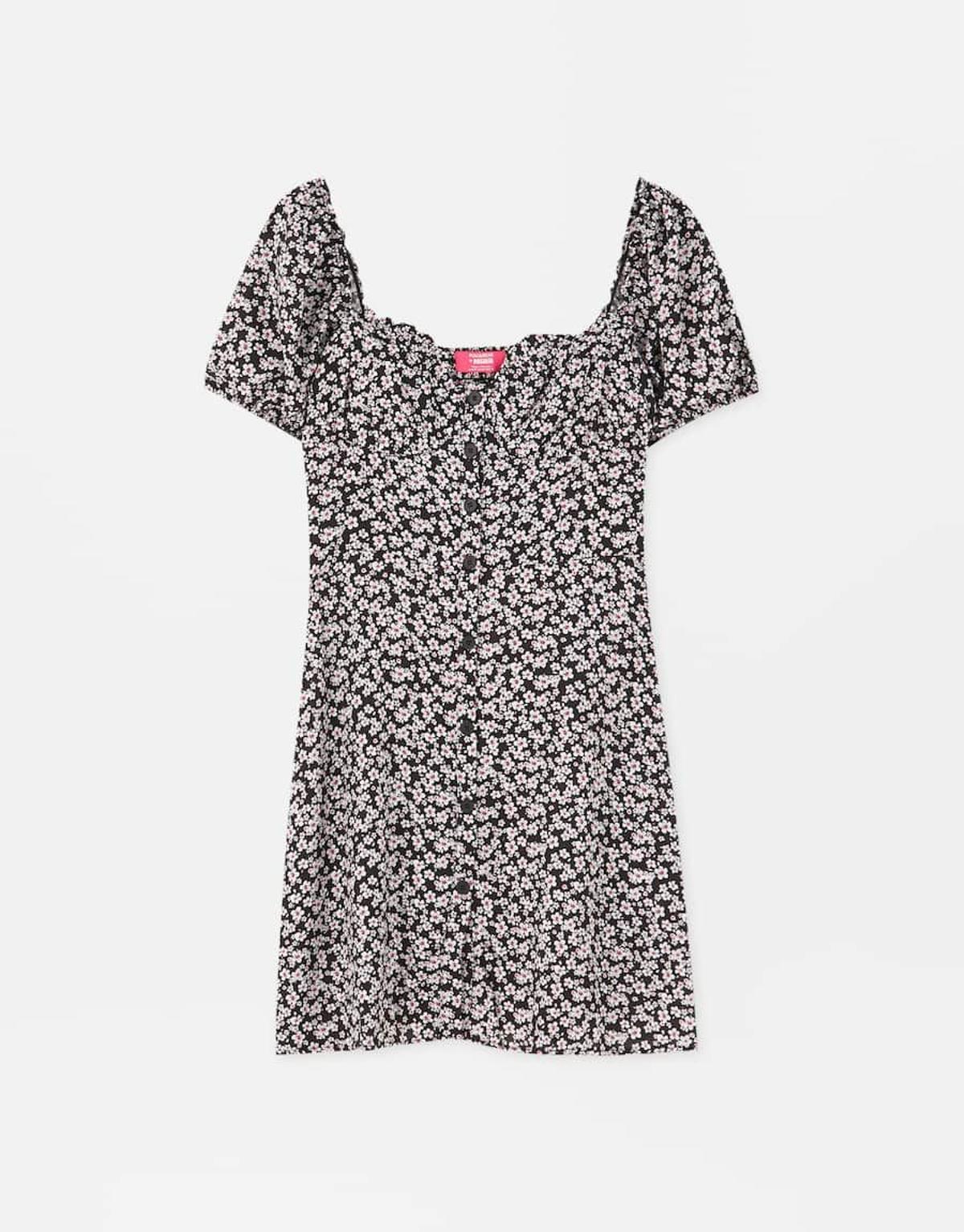 Vestido mini con estampado floral de la colección cápsula de Rosalía para Pull&Bear