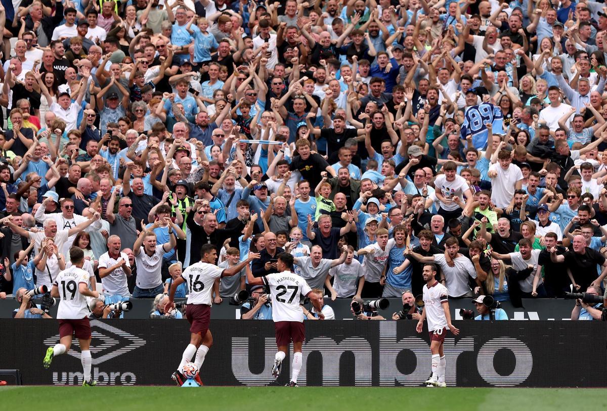 Los jugadores del City festejan con el público la remontada en el campo del West Ham.