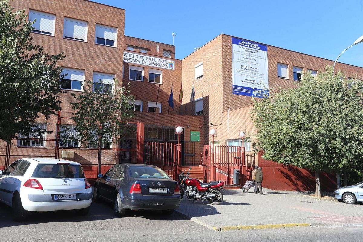 Fachada de acceso principal al IES Bárbara de Braganza de Badajoz.