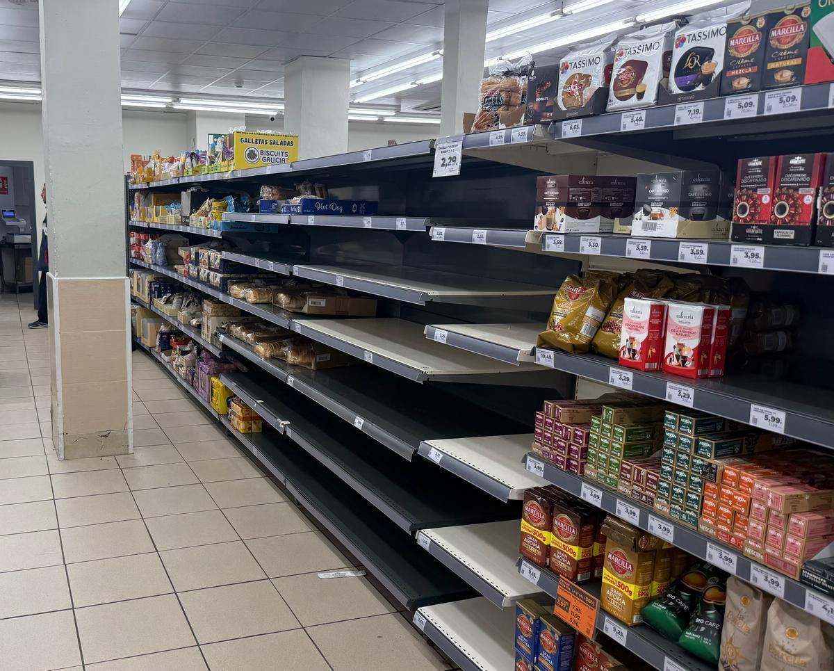 Estanterías vaciadas en uno de los supermercados DIA de la región