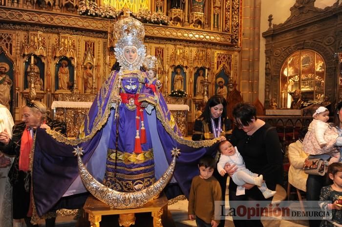 Los niños pasan por el manto de la Fuensanta