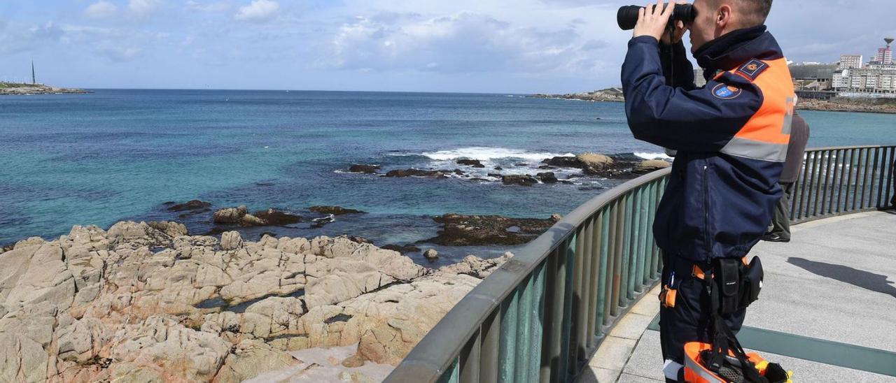 Un miembro de Protección Civil vigila la bahía de A Coruña. |   // VÍCTOR ECHAVE