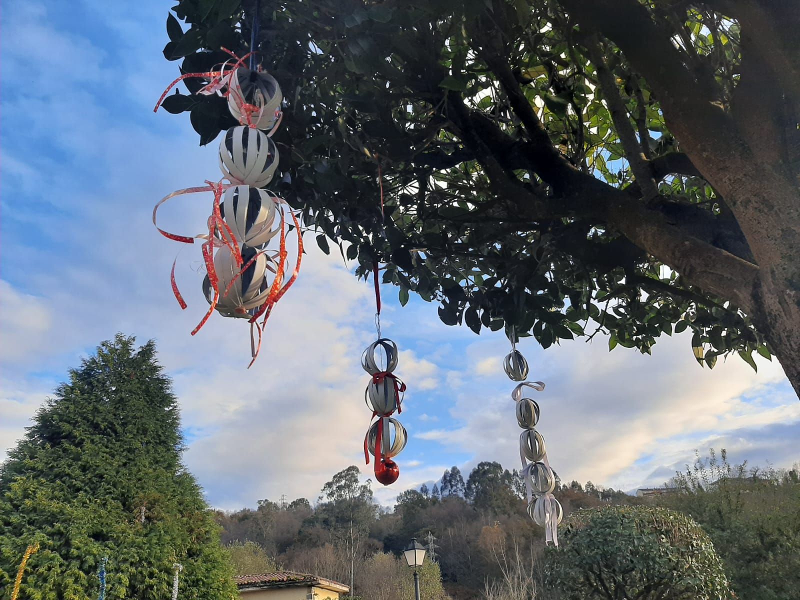 Pumarabule se engalana para Navidad: así han decorado los vecinos el poblado minero de Carbayín