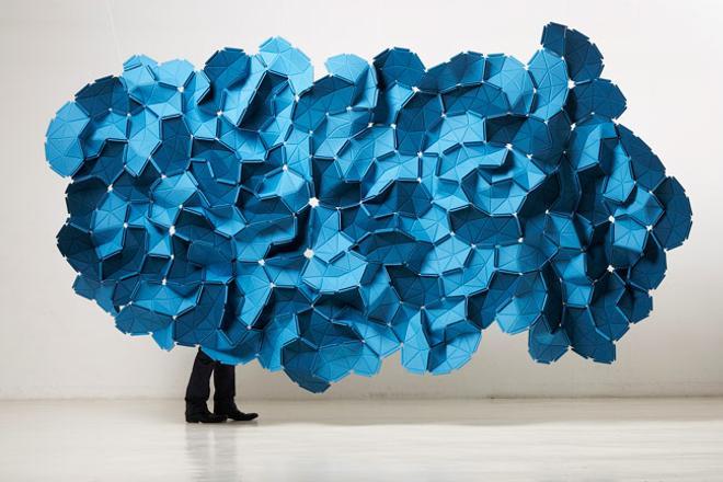 Escultura de color azul 'Clouds', de los hermanos Bouroullec para Kvadrat