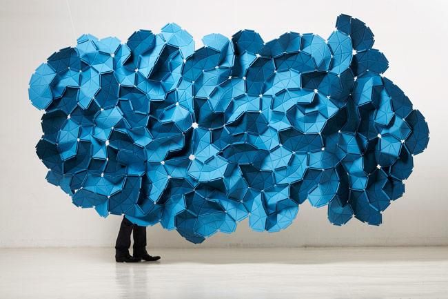 Escultura de color azul 'Clouds', de los hermanos Bouroullec para Kvadrat