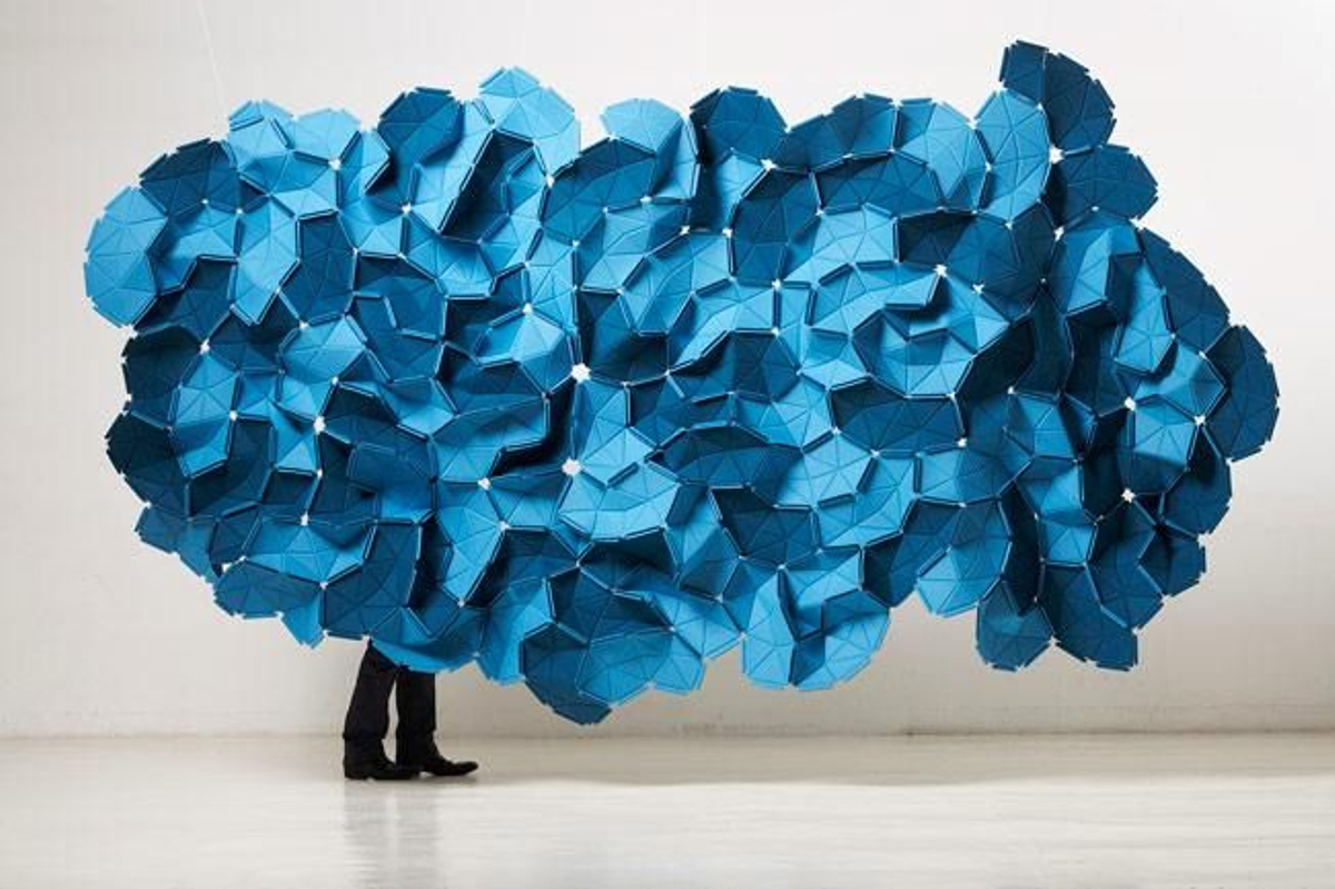Escultura de color azul 'Clouds', de los hermanos Bouroullec para Kvadrat