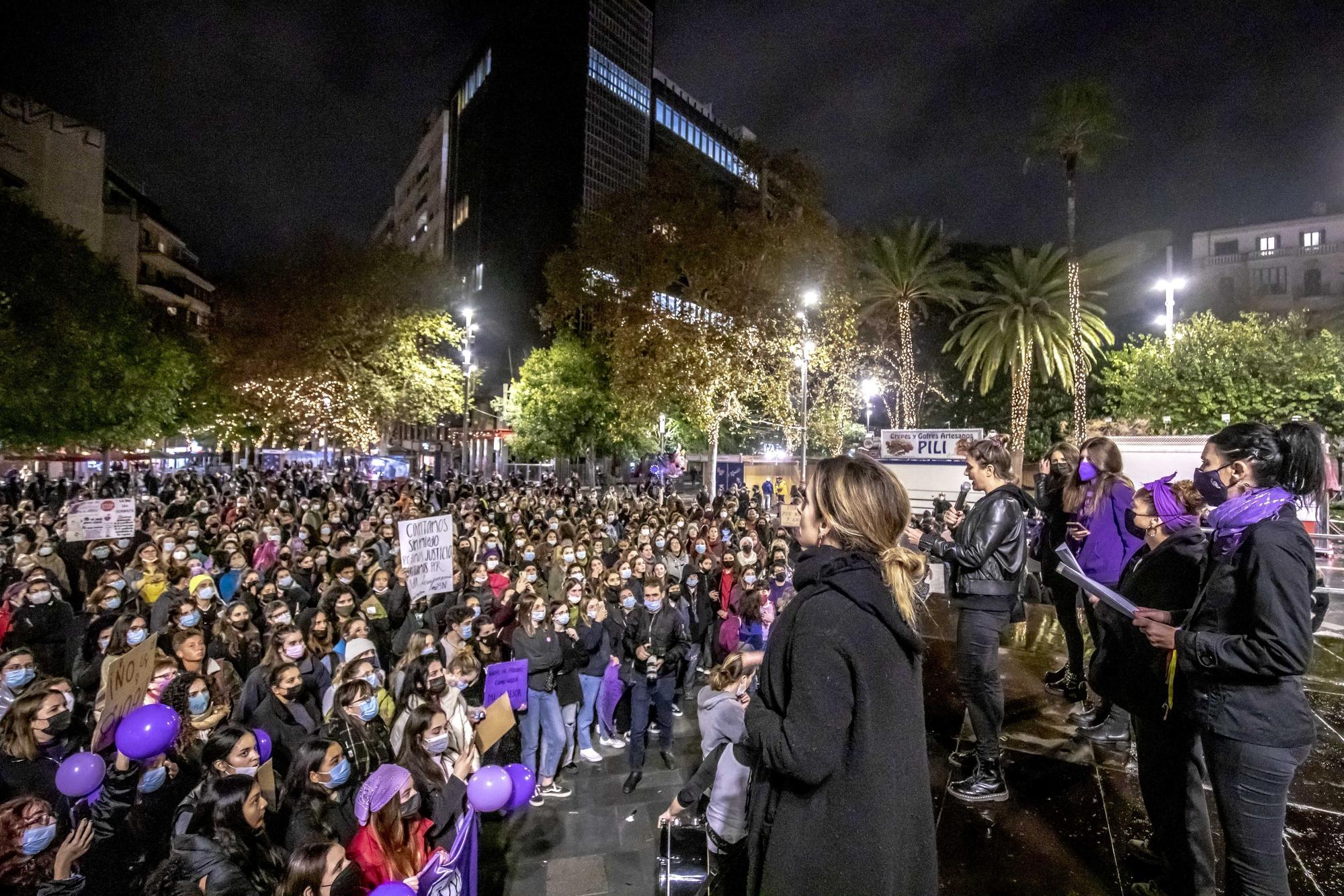 Manifestación del 25-N en Mallorca: Más de 500 personas recorren Palma "hartas" de la violencia machista
