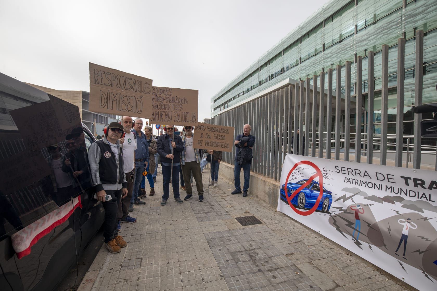 Fotos | La protesta de la plataforma de Indignats Ma-10 ante la DGT, en imágenes