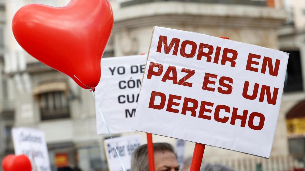Imagen de archivo de una concentración de la asociación "Derecho a morir dignamente".