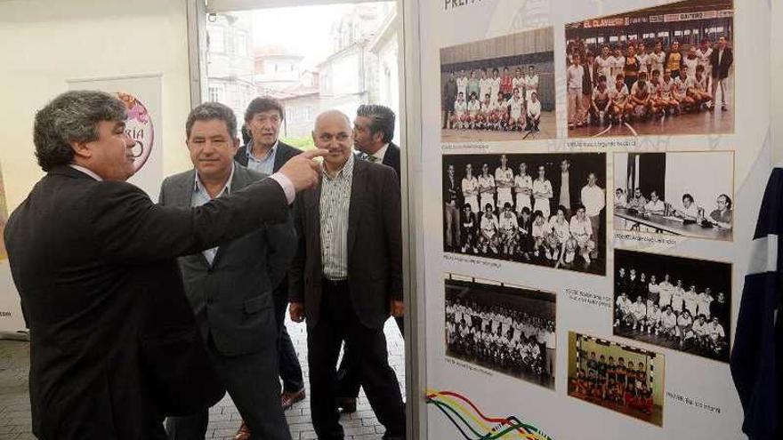 El presidente de Cisne muestra a los representantes políticos la exposición de la carpa.