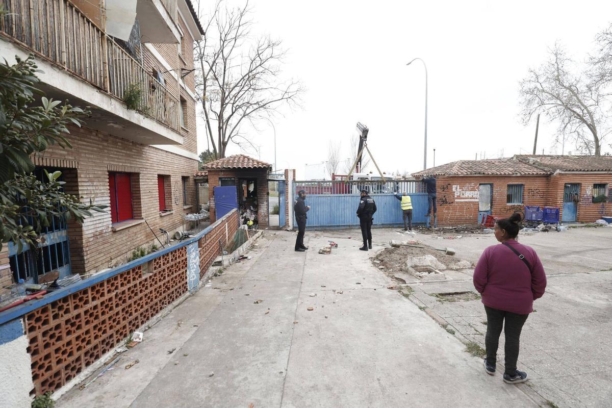 Miembros de la PAH y abogados asesoran a los afectados por el desalojo de la antigua prisión de Palma